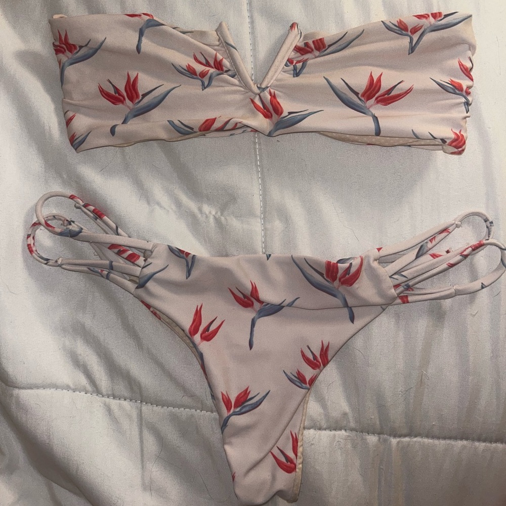 Acacia swim suit!! Super cute just dosent fit me right. Petite top small bottoms